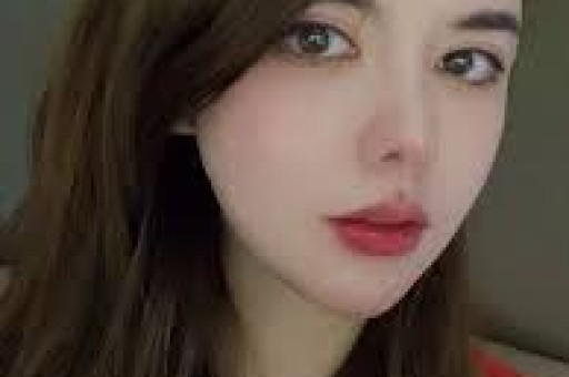 女星超大牌排场惹热议与男助理亲密举动引全网吵翻